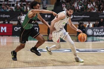 El líder Unicaja se curra la victoria en Badalona