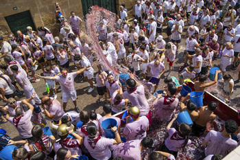 6.000 personas 'batallan' con 40.000 litros de clarete