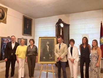 El retrato del alcalde Sengáriz ya luce en el Ayuntamiento