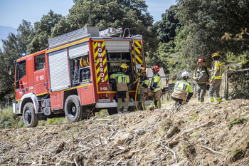 Bomberos sofocan un incendio en una casilla de Alfaro