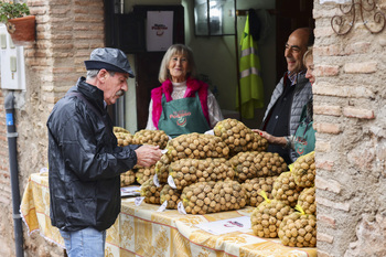 La fiesta de la nuez de Pedroso atrae a casi 3.000 personas