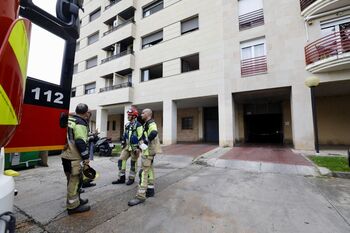 Atienden a una mujer tras arder dos coches en un garaje