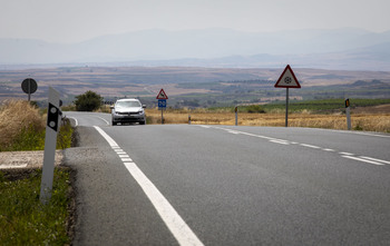 Una mujer herida al volcar un coche en Fonzaleche