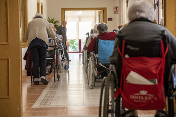 Los dependientes reciben cerca de 700 euros para la residencia