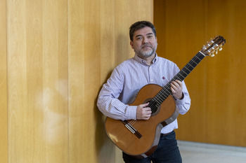 «Me expreso con la guitarra, pero también dirijo y compongo»