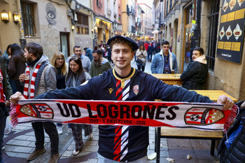 Logroño revive los años 90 con las calles plagadas de hinchas